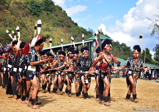 DSC_1535 Chang tribe performing Tongten Senbu (pulling of log drum).